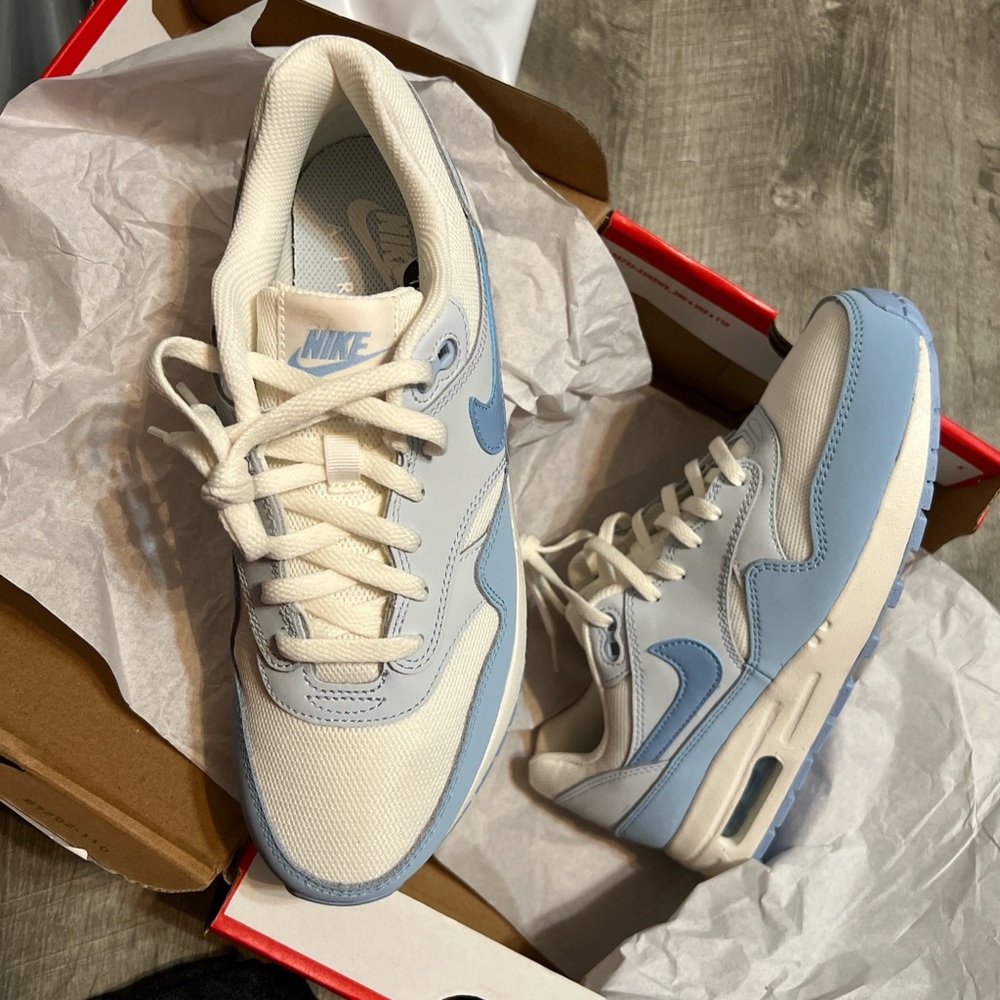 Nike boys Sky Blue and White Low-Top Sneakers